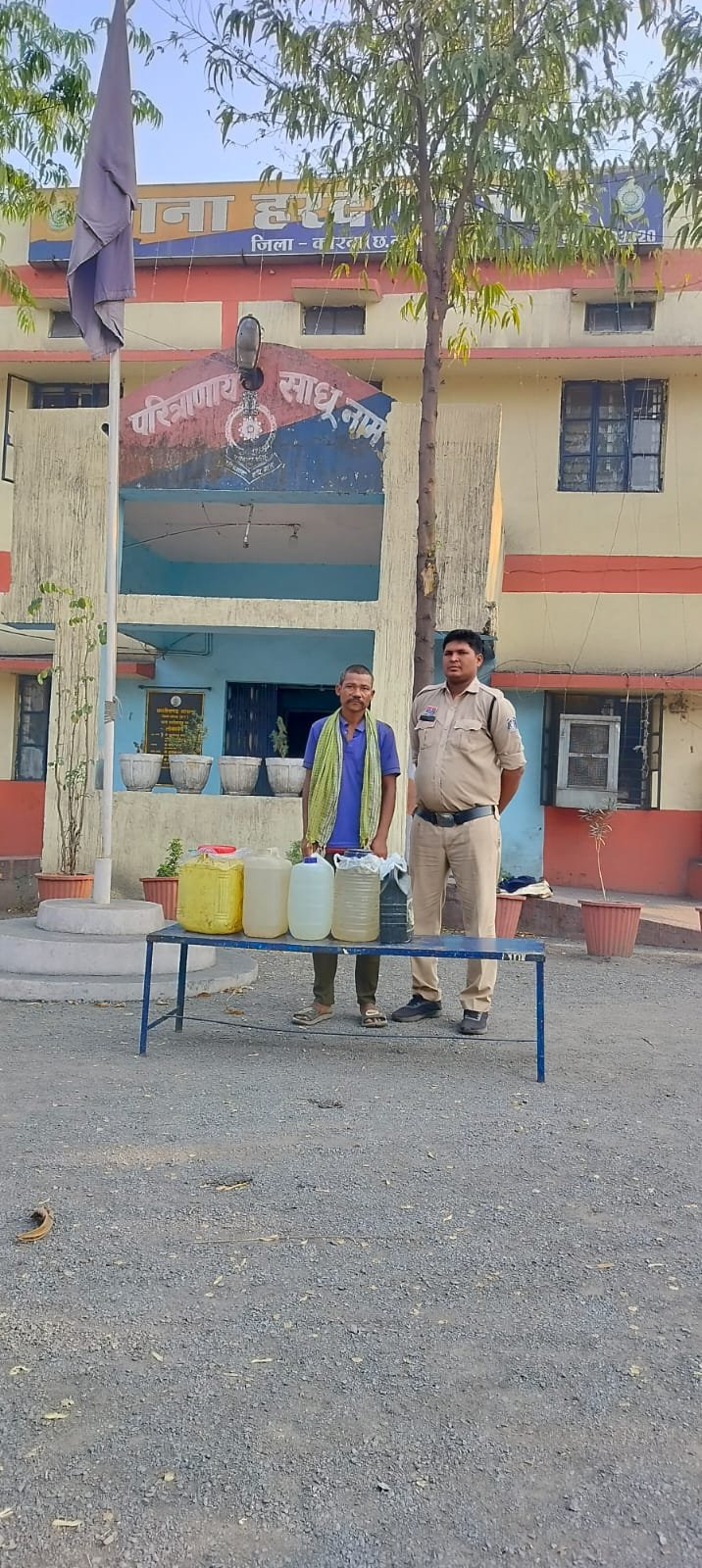 हरदीबाजार पुलिस की कार्रवाई, 45 लीटर कच्ची महुआ शराब के साथ एक आरोपी गिरफ्तार