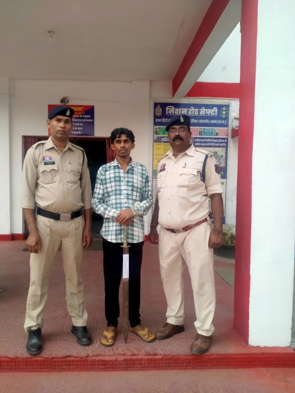 डर का माहौल फैलाने वाला गिरफ्तार: खोखरा में तलवार लहराते युवक पर जांजगीर पुलिस की सख्त कार्रवाई