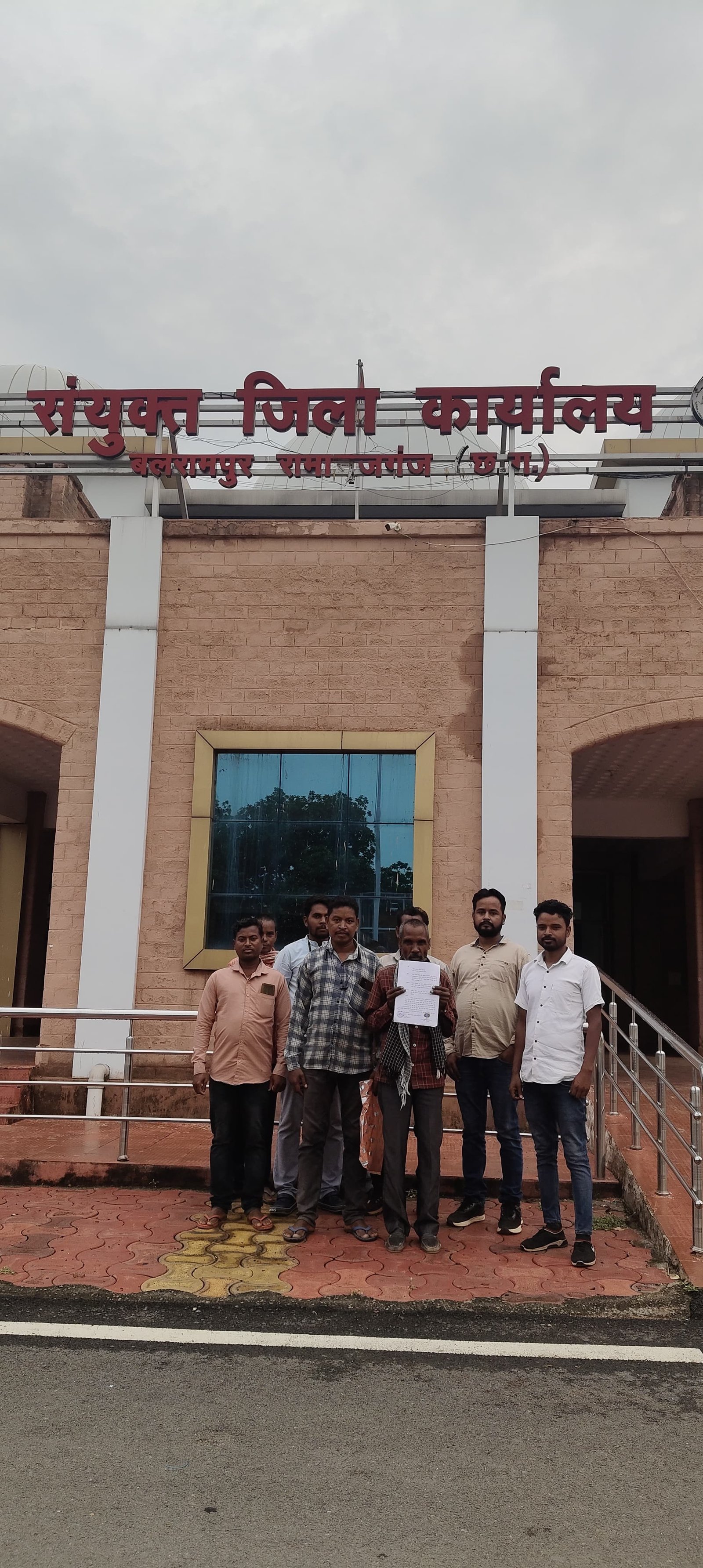 बलरामपुर में आदिवासी किसान के खाते से ₹1.47 लाख की चोरी, कंप्यूटर ऑपरेटर पिता-पुत्र पर गंभीर आरोप