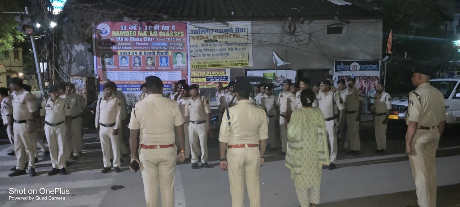 रात्रि में सड़क पर दिखे एसएसपी रजनीश सिंह, चौक-चौराहों की ली सुरक्षा जांच, मुस्तैद जवानों को किया सम्मानित 