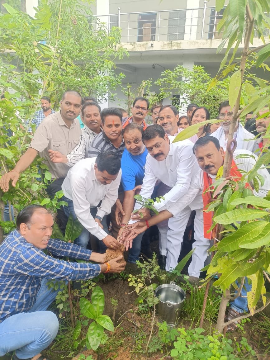  ‘मन की बात’ संग ‘एक पेड़ माँ के नाम’ अभियान, कोरबा में महापौर व मंडल अध्यक्ष ने किया पौधारोपण