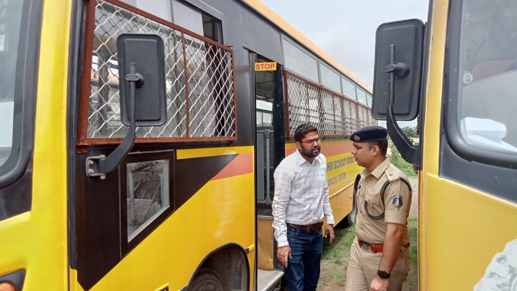 स्कूली वाहनों में बच्चों की परिवहन के दौरान सुरक्षा व्यवस्था को दृष्टिगत रखते हुए जिले के स्कूल बसों का पुलिस लाइन जांजगीर में कैंप लगाकर फिटनेस चेक