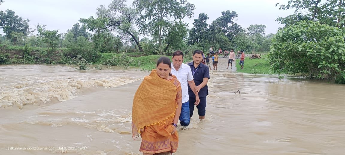 पूर्व विधायक श्रीमती छन्नी साहू पुल पार कर पैदल पहुंची ग्रामीणों से मिलने दतरेंगाटोला