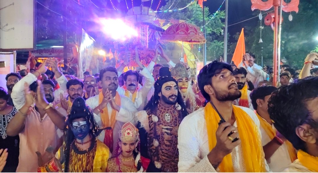 पीथमपुर नगर मै निकली बाबा की शाही पालिकी । जगह जगह पुष्प बरसाकर का किया स्वागत।