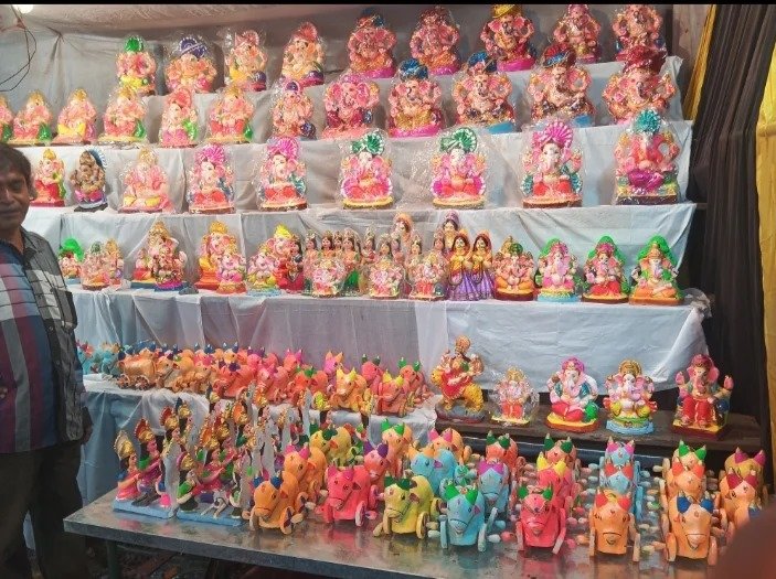 तीज एवं चतुर्थी को लेकर बाजार हुआ फिर से गुलजार, बिकने लगी भगवान की प्रतिमाए
