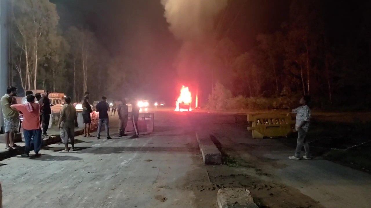 कोंडागांव: मसोरा टोल प्लाजा पर दुर्घटनाग्रस्त स्कॉर्पियो में लगी आग, टोलकर्मी मूकदर्शक बने रहे – सुरक्षा इंतज़ामों पर उठे सवाल
