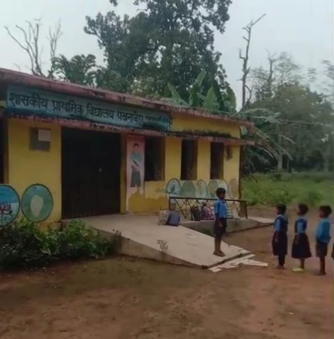 आश्चर्यजनक! करमरी पंचायत के आश्रित ग्राम पखनाबेड़ा में बच्चे खुद कर रहे हैं स्कूल बंद, शिक्षक गायब
