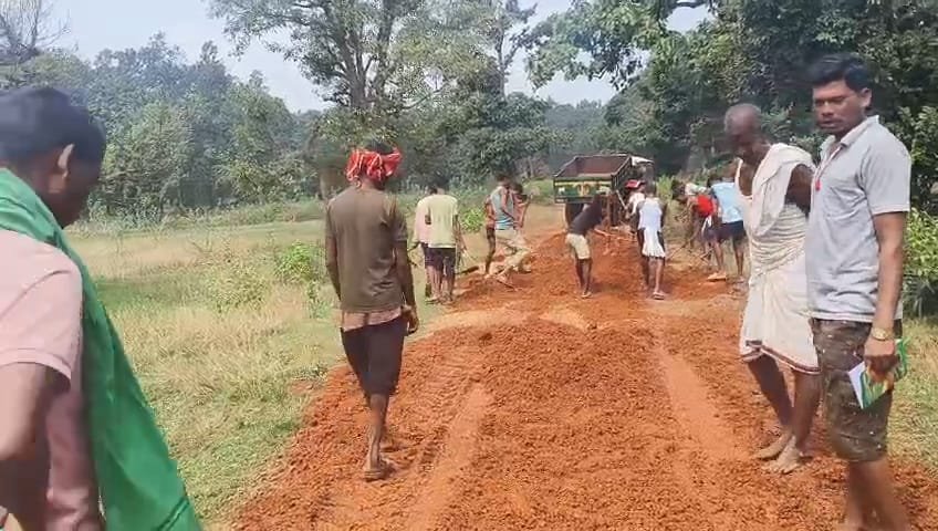 मगेदा के युवाओं की मिसाल — प्रशासन के इंतज़ार में नहीं गंवाई एक और बरसात, चंदा इकट्ठा कर खुद कर डाली सड़क की मरम्मत