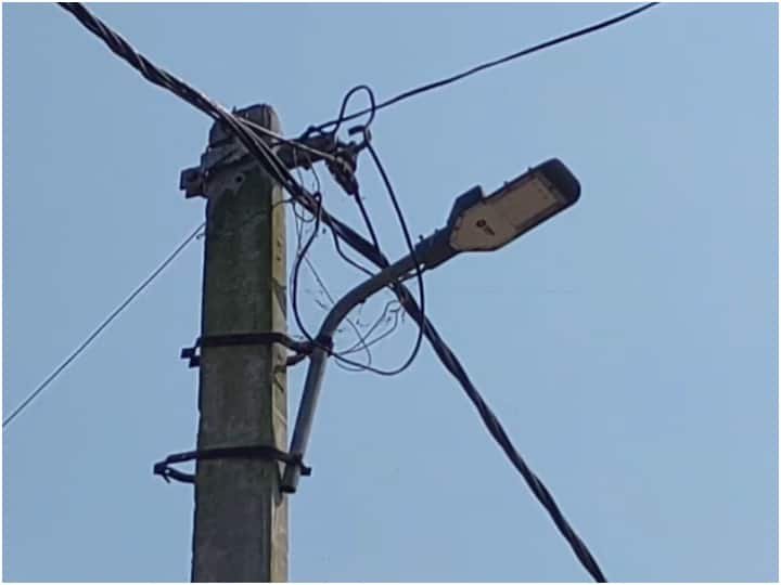 नगर पालिका बांकी मोंगरा का VIP रोड अंधेरे में स्ट्रीट लाईट नही मानो दीवाली की लाईट हो