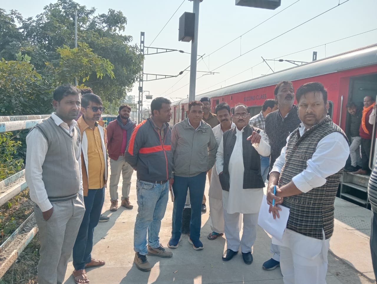 उत्तर प्रदेश महराजगंज जनपद के आनंदनगर रेलवे स्टेशन का  रेल मंत्रालय कें सदस्य ने किया औचक निरीक्षण सुनी दुकानदारों की पीड़ा