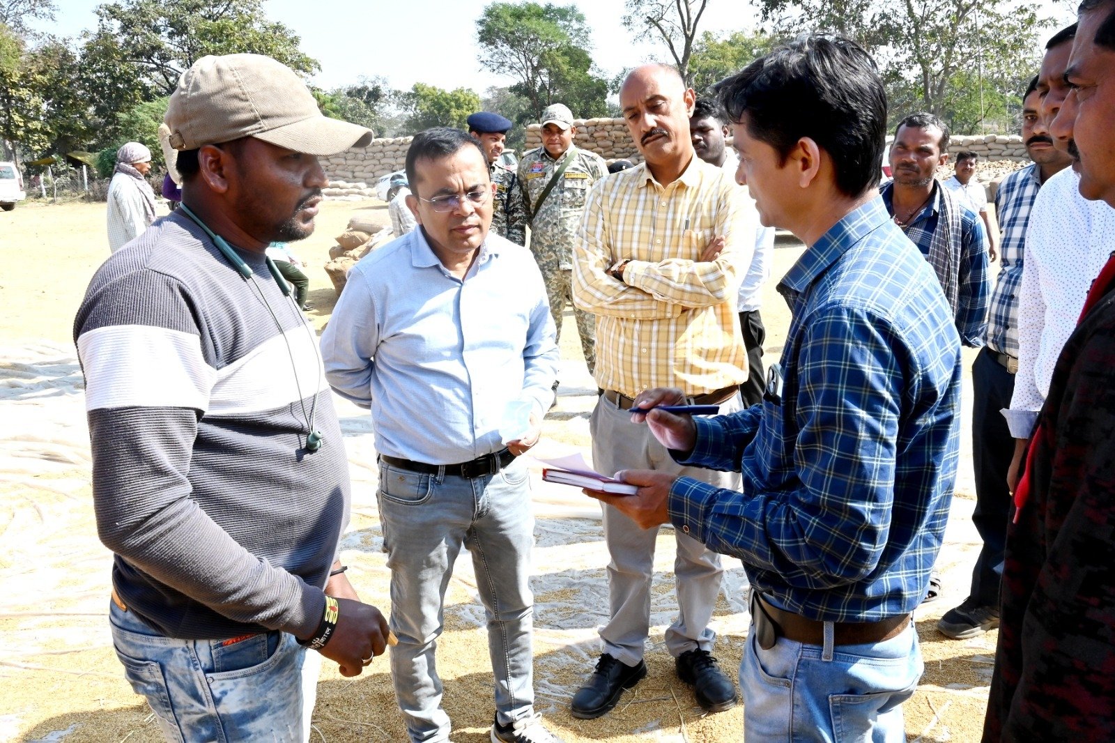 कलेक्टर-एसपी अचानक पहुँचे धान खरीदी केन्द्र, बोड़सरा खरीदी केंद्र में 95 बोरी अवैध धान किया जब्त...