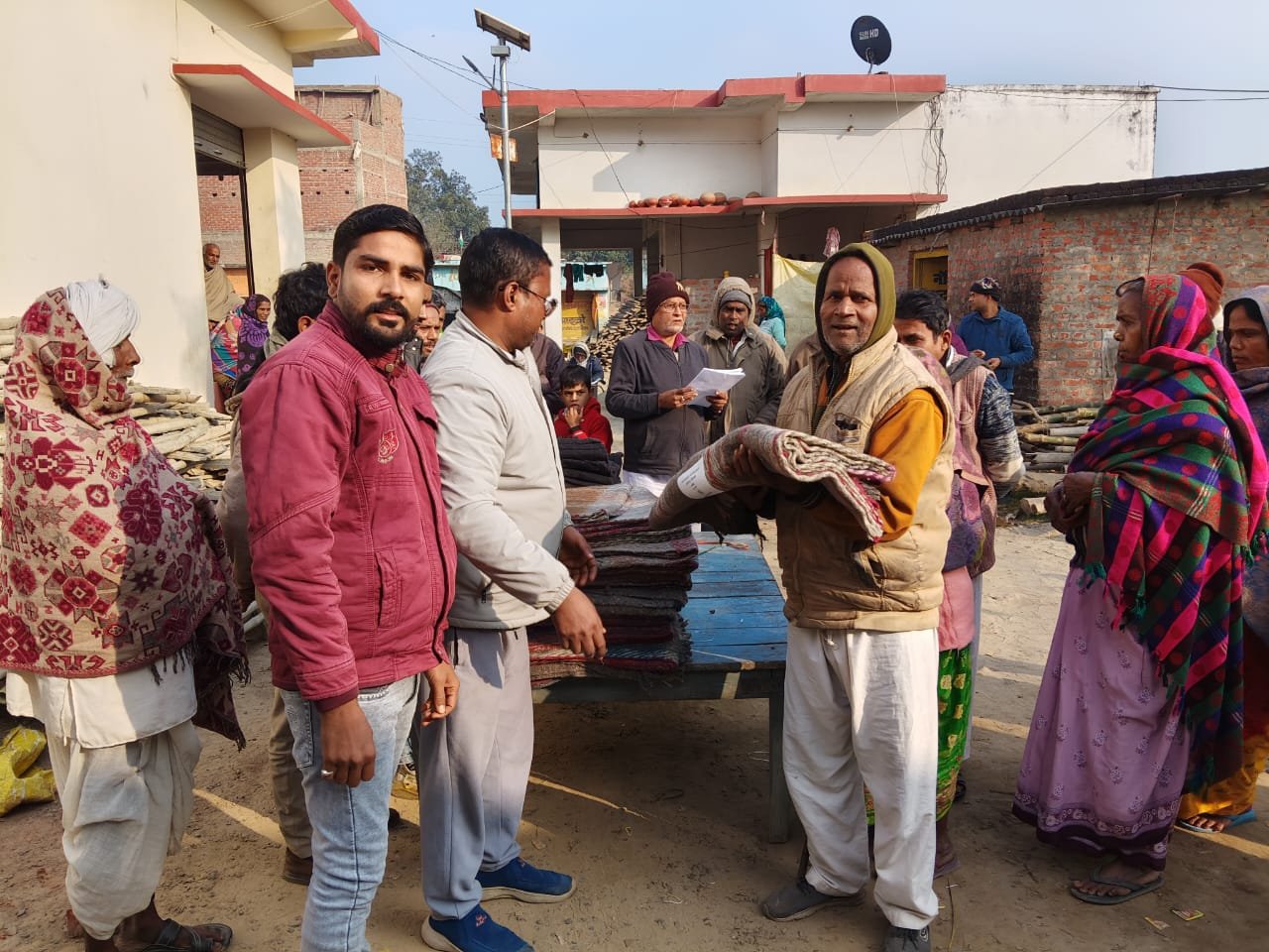 उत्तर प्रदेश महराजगंज में पूर्व ग्राम प्रधान पशुपति नाथ मद्धेशिया व यूनुस खान के द्वारा कड़ाके की ठंड में जरूरतमंदों को बंटे कंबल
