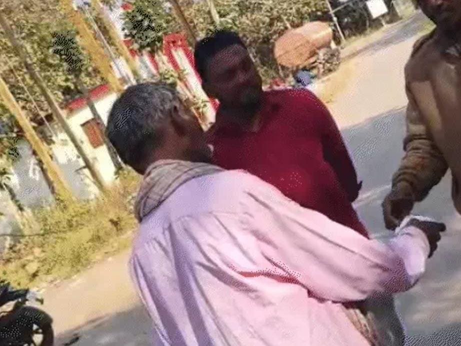 पोस्टमॉर्टम के दौरान मेडिकल कॉलेज अस्पताल के तीन कर्मचारियों पर पीड़ित परिवार से अवैध रूप से पैसे मांगने का गंभीर आरोप 