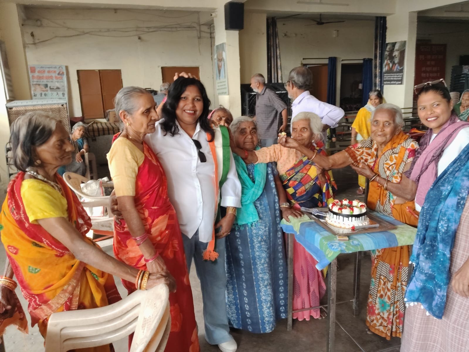 वृद्धा आश्रम में मनाया गया स्वामीनाथ जायसवाल का 54वां जन्मदिन, मजदूर कांग्रेस ने बांटी खुशियां