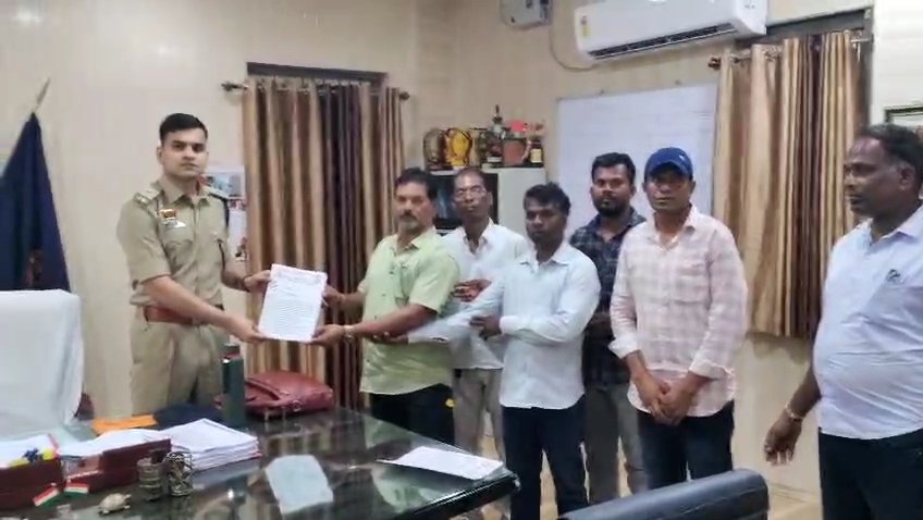 कोंडागांव में श्रमिकों से अवैध वसूली का आरोप, राजमिस्त्री एवं मजदूर कल्याण संघ ने कलेक्टर से की जांच की मांग