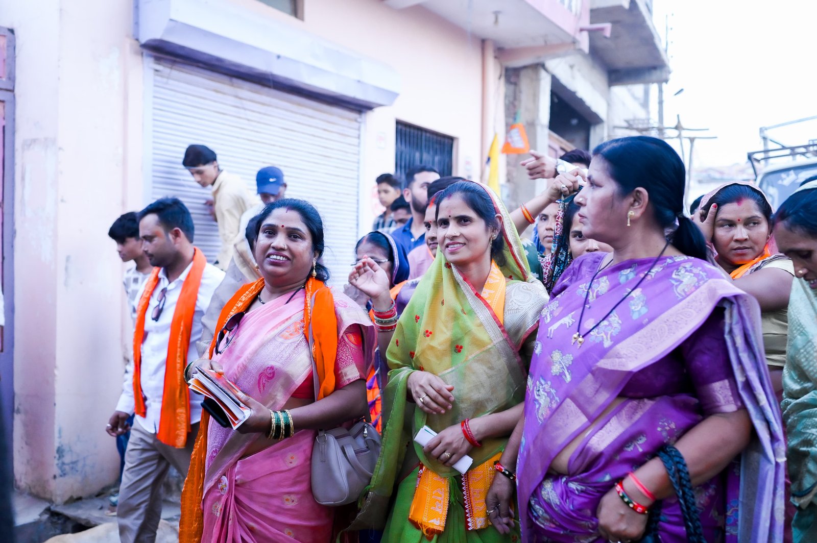 घुमका नगर में भाजपा प्रत्याशी श्री किरण वर्मा के समर्थन में जिला पंचायत अध्यक्ष श्रीमती किरण रविन्द्र वैष्णव ने किया सघन जनसंपर्क, जनता से मांगा आशीर्