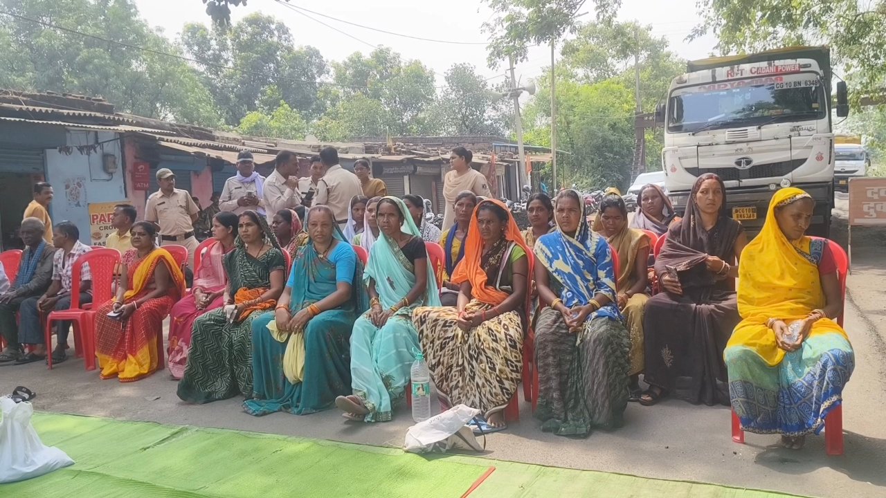 बांकी मोंगरा में 4 घंटे का चक्का जाम: धूल प्रदूषण और जल संरक्षण की मांग को लेकर सड़क पर उतरे ग्रामीण, लिखित आश्वासन के बाद खत्म हुआ आंदोलन