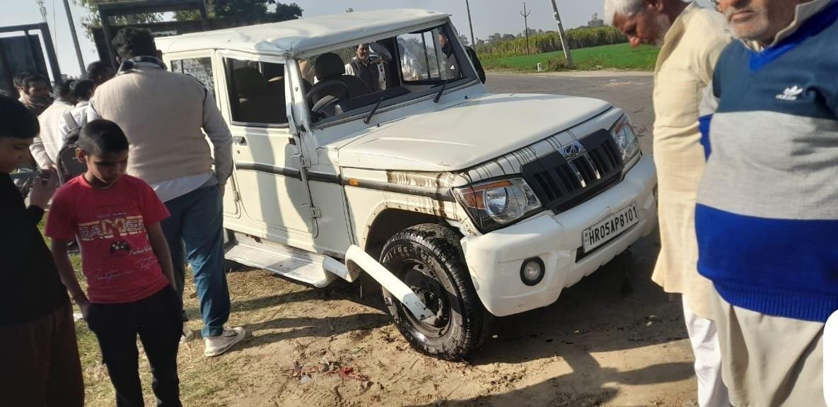 तेज रफ्तार ट्रक ने ब्लोरो को मारी टक्कर फिल्मी अंदाज से पलटे बुलेरो जाने पूरा मामला 