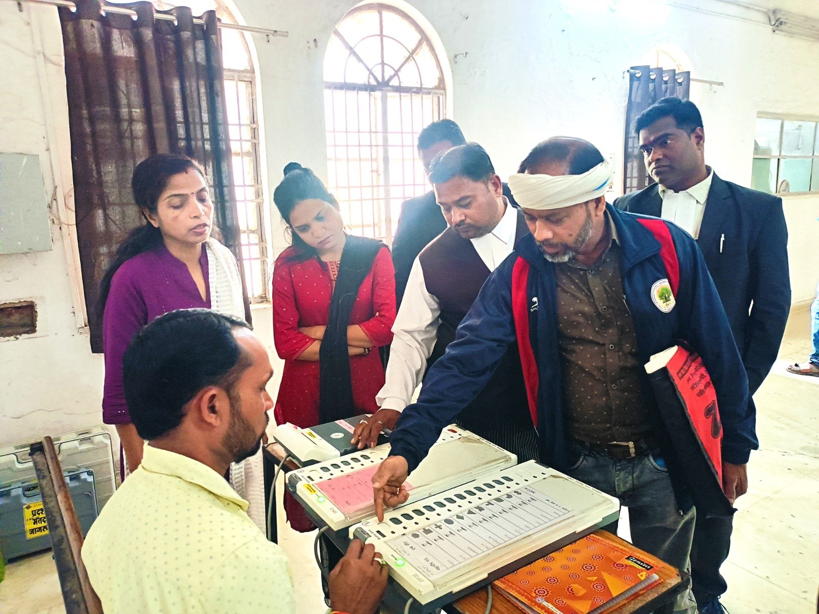 कलेक्ट्रेट में आमजनों को दी गई ईवीएम से वोटिंग की जानकारी