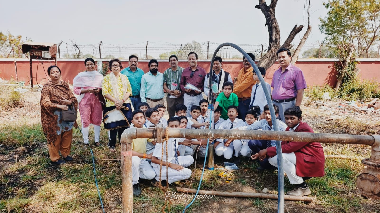 नवोदय विद्यालय को पूर्व छात्रों ने प्रदान किया समरसेबल पंप