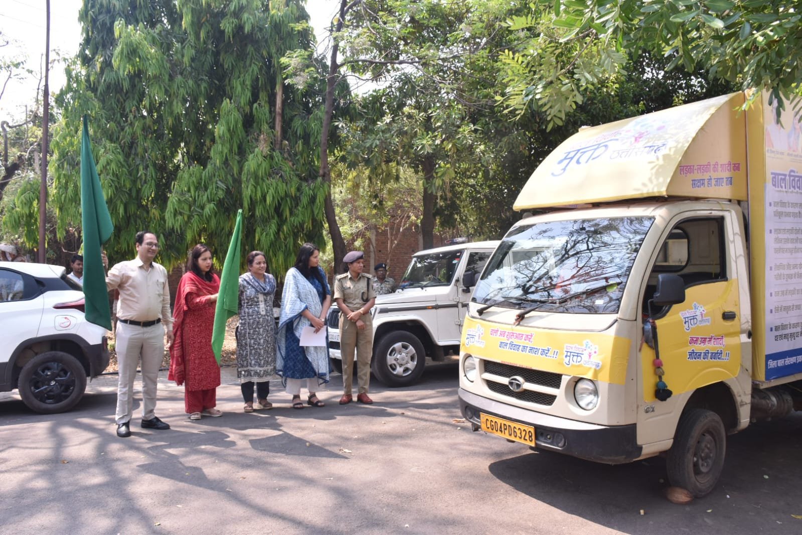 कलेक्टर ने बाल विवाह रोकथाम के प्रचार-प्रचार हेतु चलित वाहन को हरी झण्डी दिखाकर किया रवाना