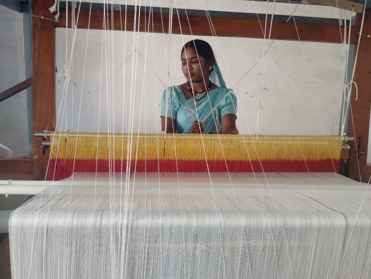 ग्राम नारायणगढ़ एवं सेन्दरी में महिलाओं को दिया जा रहा वस्त्र बनाने का प्रशिक्षण