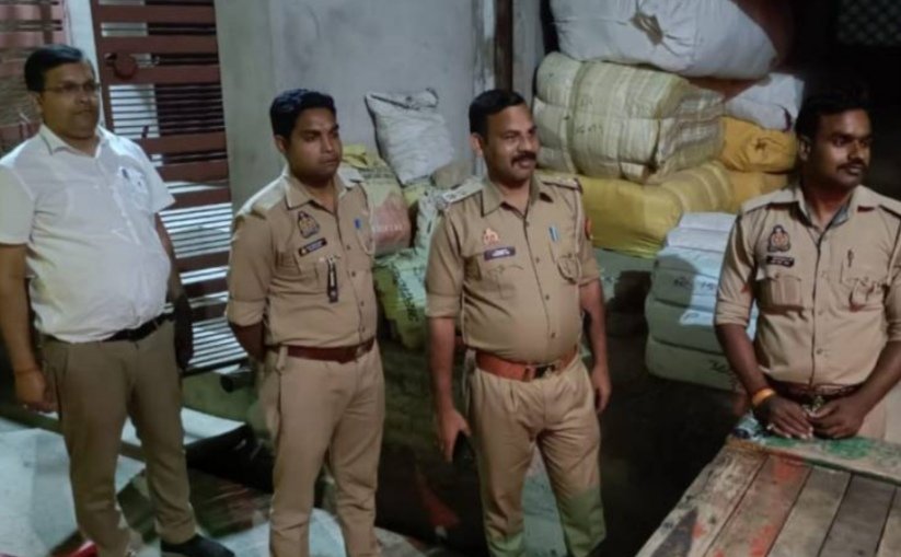 उत्तर प्रदेश महराजगंज जनपद के नौतनवां में राजस्व और पुलिस विभाग की संयुक्त टीम ने तस्करों के गोदाम पर छापेमारी शुरू किया