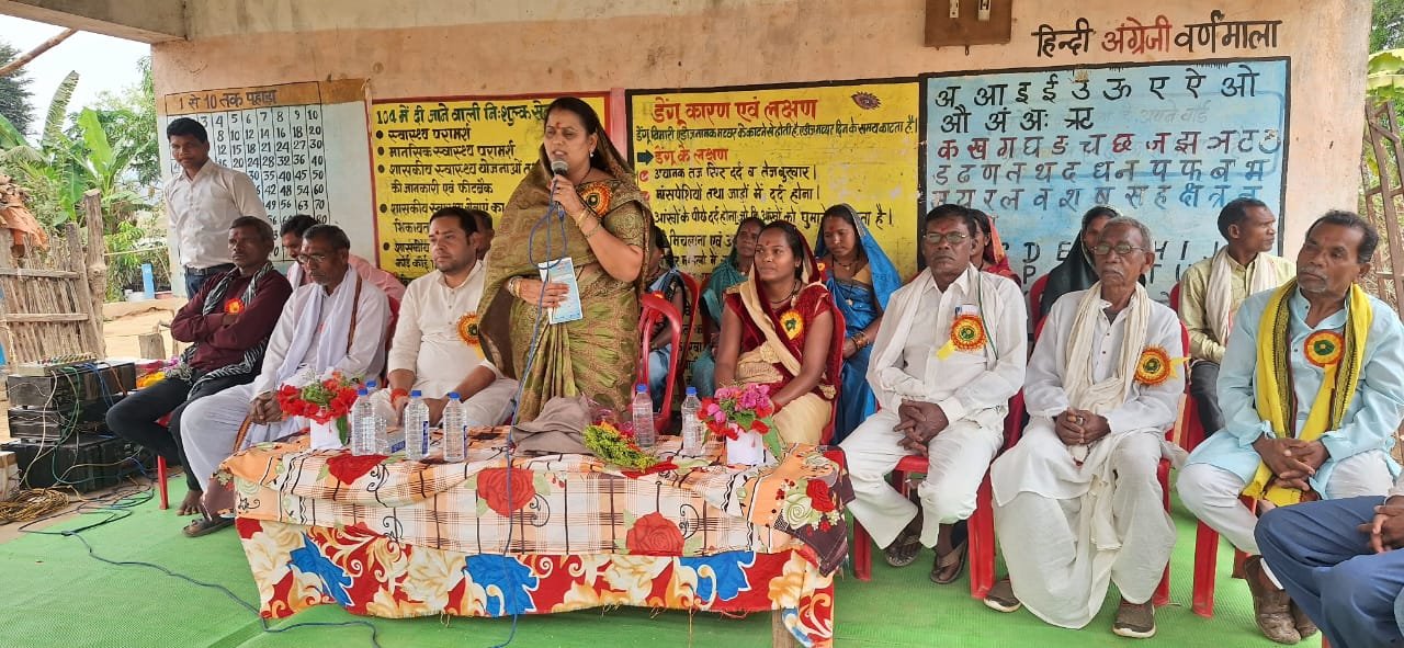 वनांचन ग्राम कटेगा पहुंचकर छन्नी साहू ने किया समुदायिक भवन का लोकार्पण