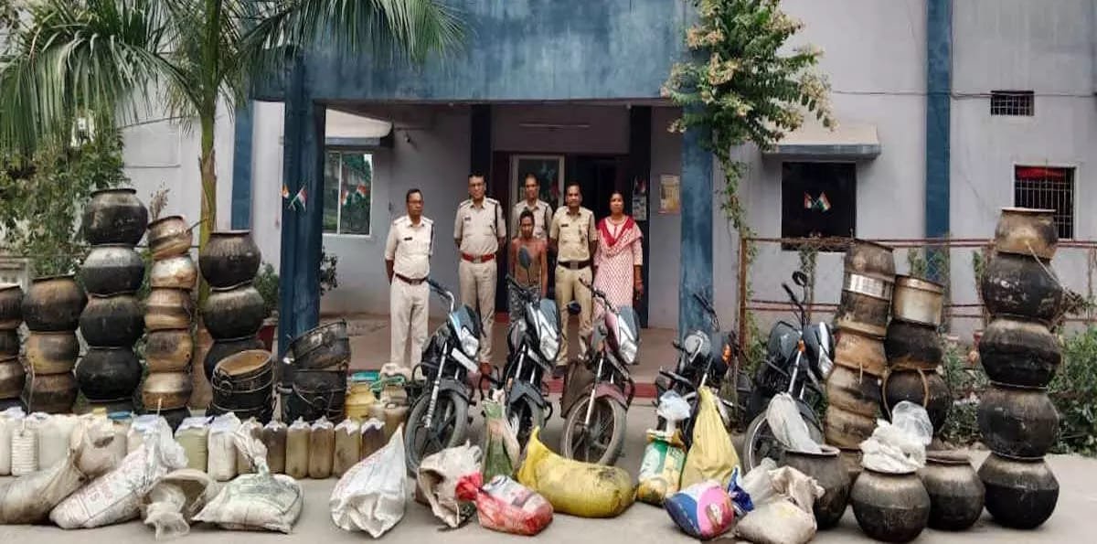 उरगाथाना अंतर्गत मैनपारा में अवैध महुआ शराब पर पुलिस की छापा, 860 लीटर अवैध महुआ शराब जप्त