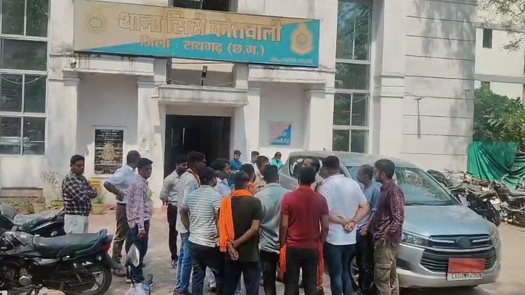 राम नवमी शोभायात्रा में गौ माता पर फटका फेंकने का वीडियो वायरल, आरोपी से लिखवाया गया माफीनामा 