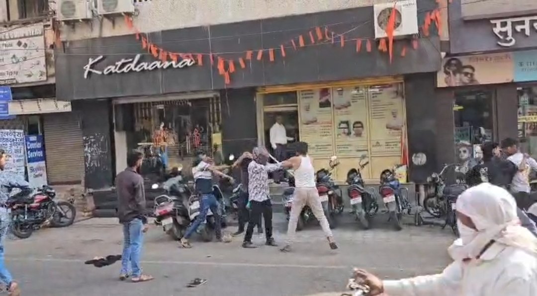 सरेआम आरक्षक पर रॉड से हमल से आई सिर में गंभीर चोट – दो आरोपी गिरफ्तार