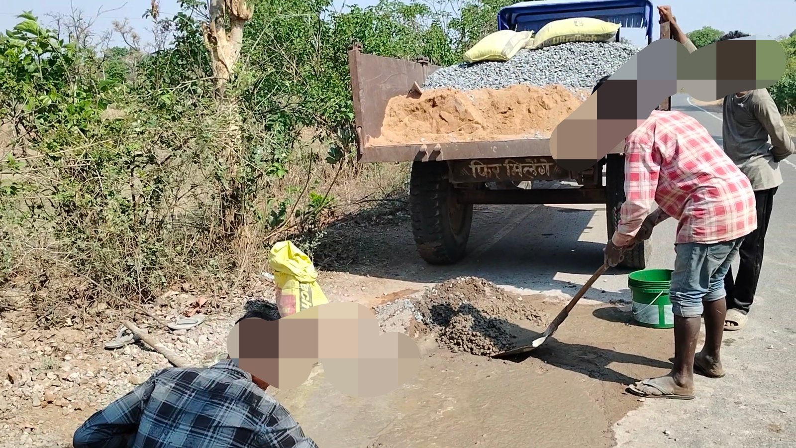 कोरबा में सड़क मरम्मत के नाम पर नाबालिगों से कराई जा रही मजदूरी, बाल अधिकारों का खुला उल्लंघन