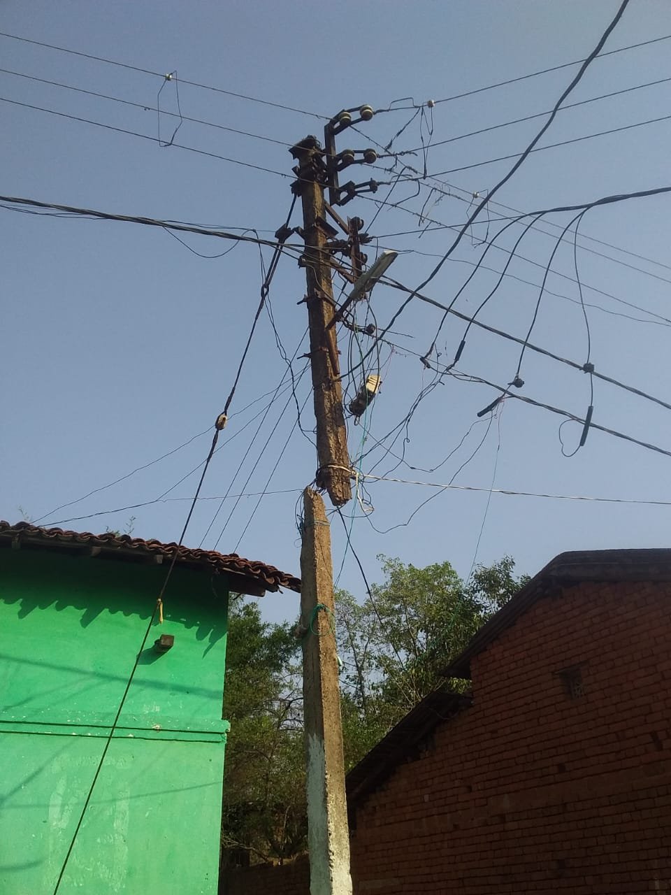 तेज़ आंधी में टूटा बिजली खंभा, फिर भी चालू है करंट! बड़ी दुर्घटना की आशंका