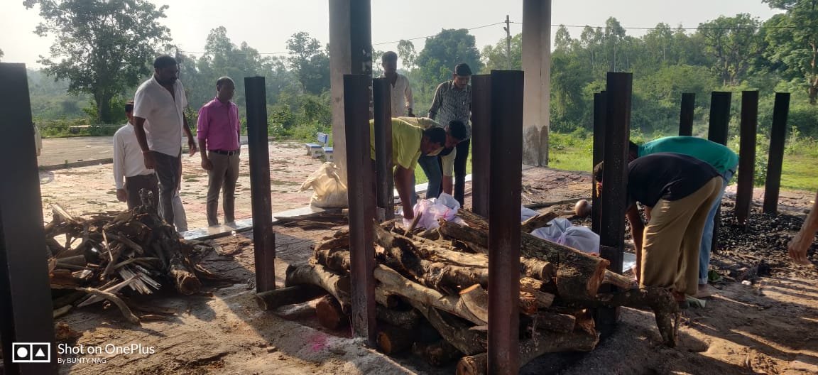 कोंडागांव में मानवता की मिसाल, नगरपालिका उपाध्यक्ष जसकेतु उसेंडी ने शिक्षक के अंतिम संस्कार में निभाई अहम भूमिका