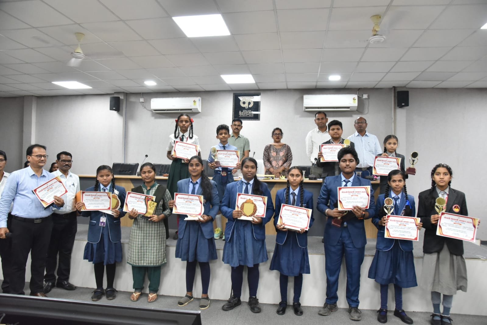 जिले के मेधावी विद्यार्थियों को कलेक्टर ने किया सम्मानित