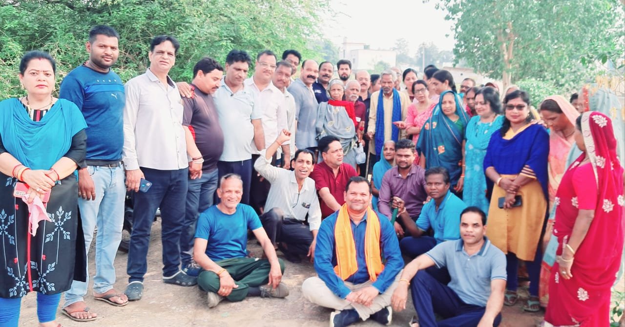 रानी अहिल्याबाई होल्कर त्रिशताब्दी वर्ष पर कोसाबाड़ी मंडल द्वारा तालाब व मंदिर की स्वच्छता कर जनजागरूकता अभियान चलाया गया