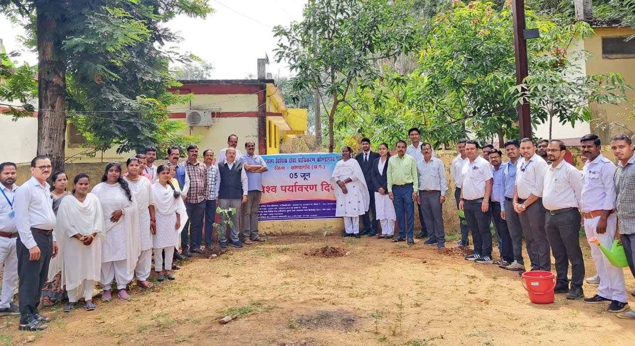 विश्व पर्यावरण दिवस के अवसर जिला न्यायालय परिसर में वृक्षारोपण एवं विधिक साक्षरता शिविर का आयोजन