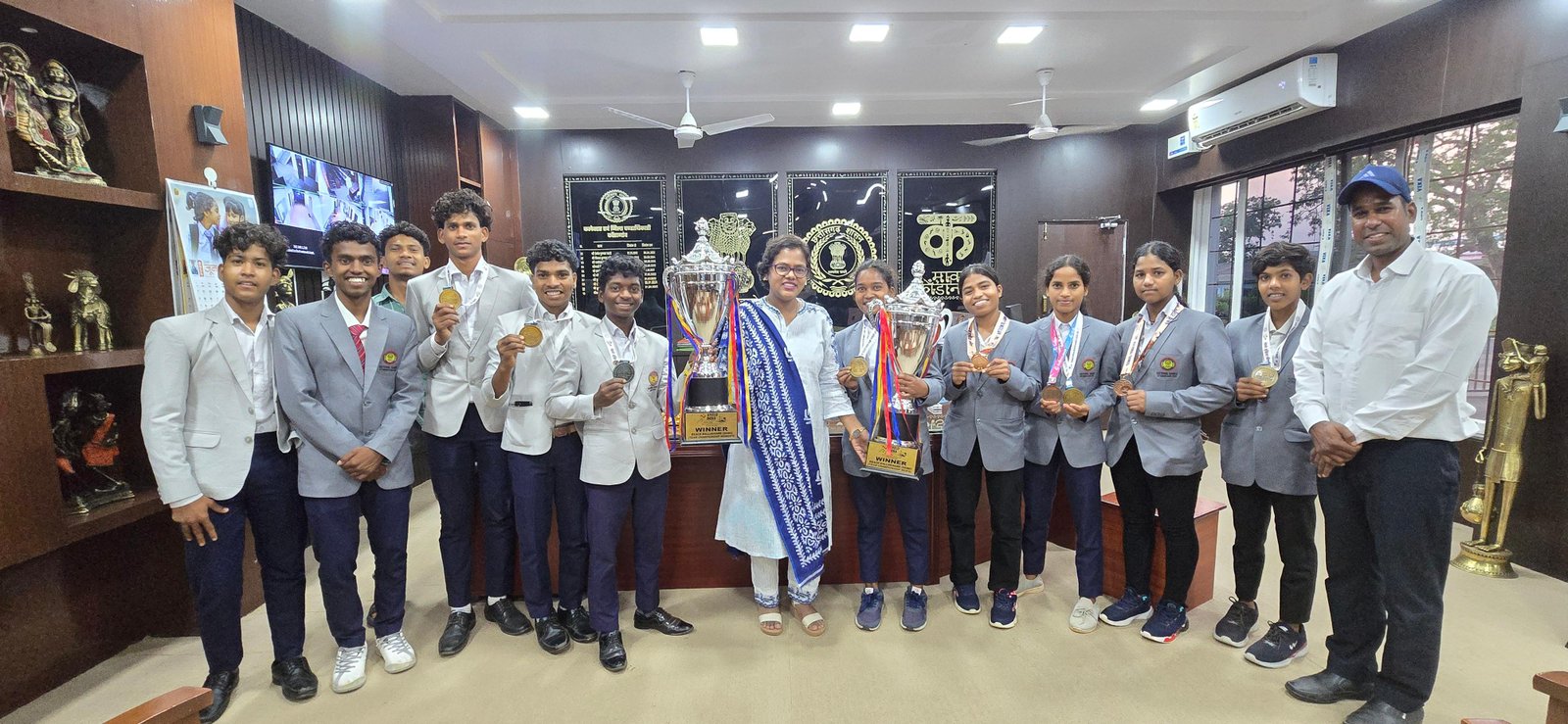 कोंडागांव कलेक्टर ने अबूझमाड़ मल्लखंब के खिलाड़ियों से की मुलाकात, खेलो इंडिया में उत्कृष्ट प्रदर्शन पर दी बधाई