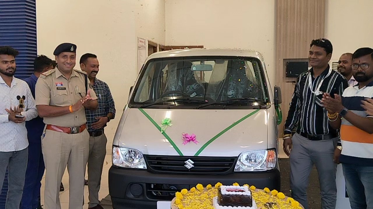 Maruti Suzuki Eeco स्टैंडर्ड 6 एयर बैग के साथ अब पहले से और ज्यादा सुरक्षित – स्काई ऑटोमोबाइल में नए वेरिएंट की भव्य लॉन्चिंग