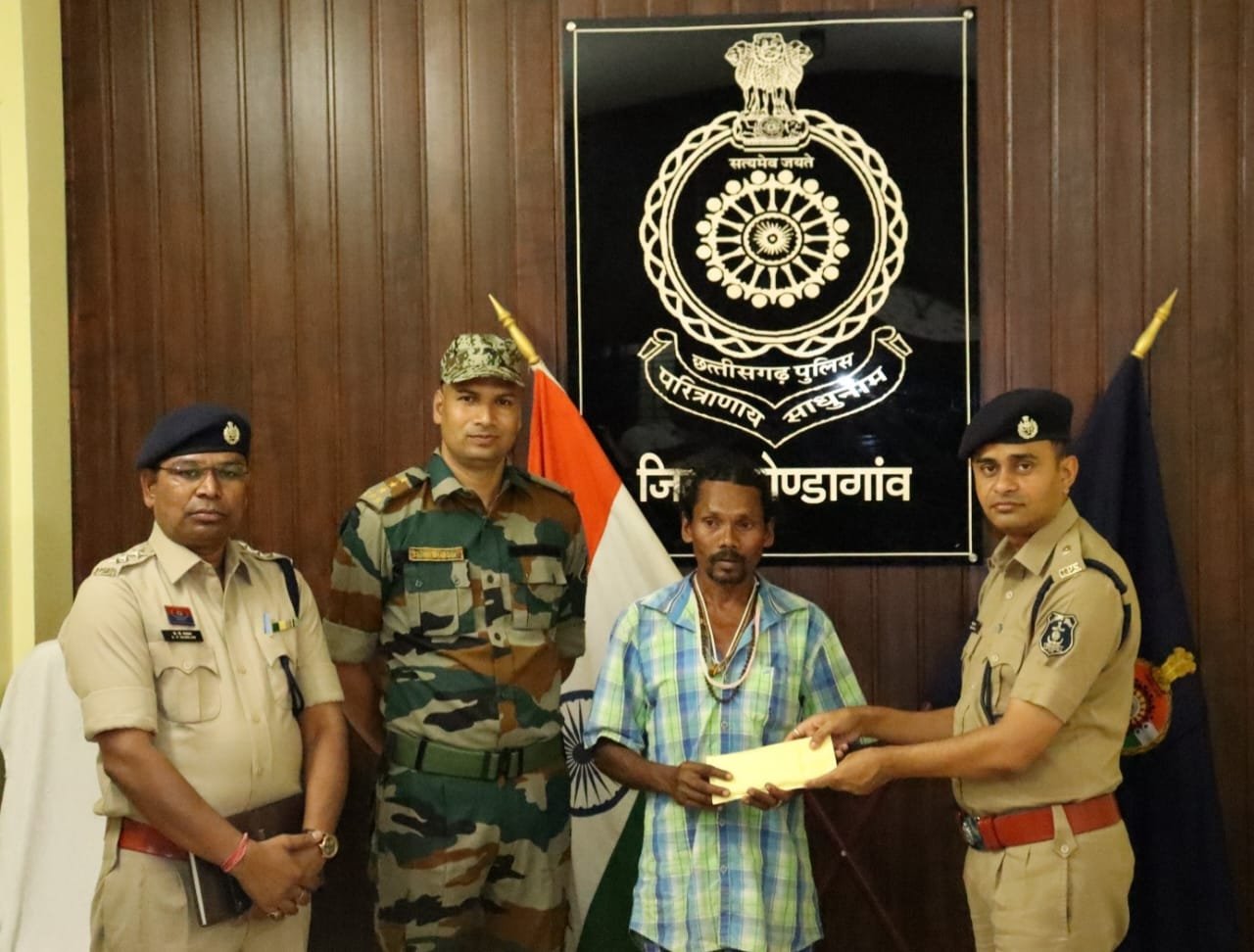 जिला कोण्डागांव में एक सक्रिय नक्सली ने आत्मसमर्पण कर समाज की मुख्यधारा से जुड़ने का लिया संकल्प