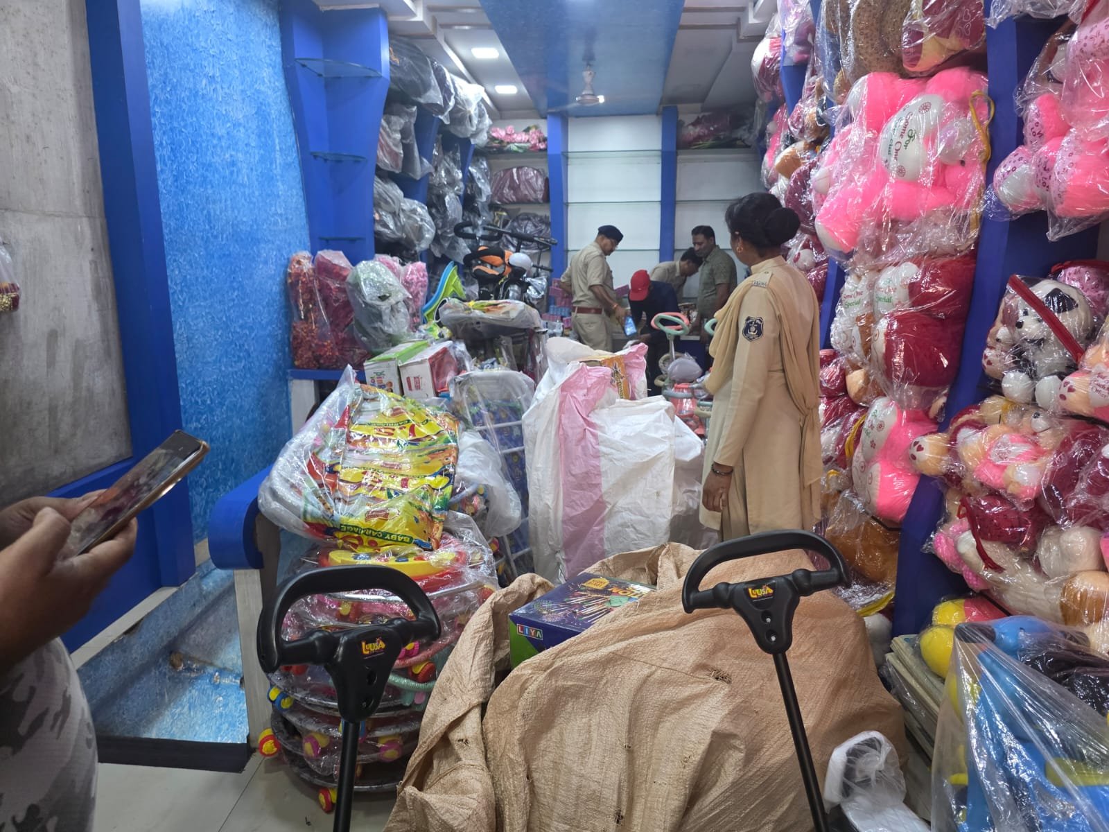 चार लाख के अवैध फटाखे जब्त, नेताजी चौक स्थित जनरल स्टोर से भारी मात्रा में विस्फोटक सामग्री बरामद, आरोपी गिरफ्तार