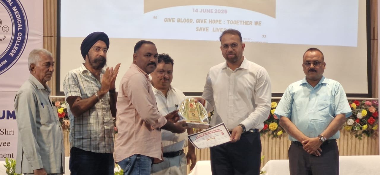 रक्तदाता दिवस पर यूनुस अजनबी को कलेक्टर ने किया सम्मानित