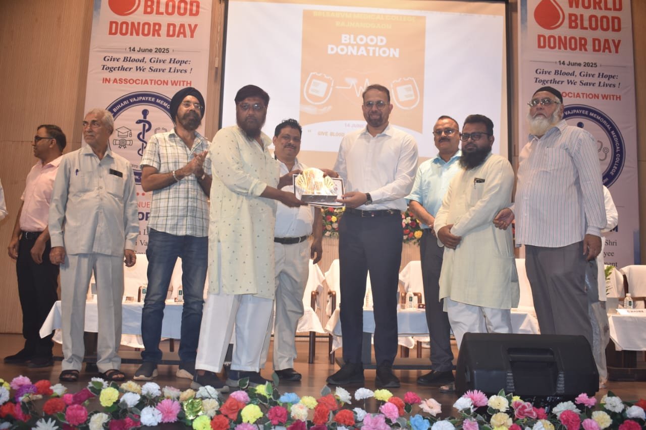 रक्तदाता दिवस पर मुस्लिम समाज को कलेक्टर ने किया सम्मानित