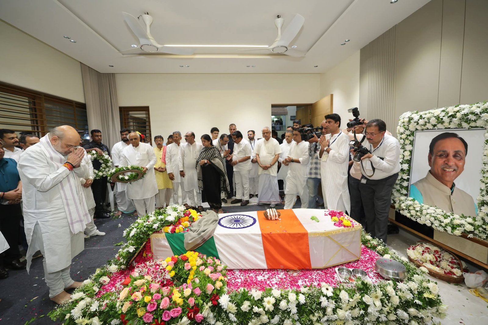 अहमदाबाद विमान हादसे में   गुजरात के पूर्व मुख्यमंत्री विजय रूपाणी का राजकोट में राजकीय सम्मान के साथ अंतिम संस्कार किया गया