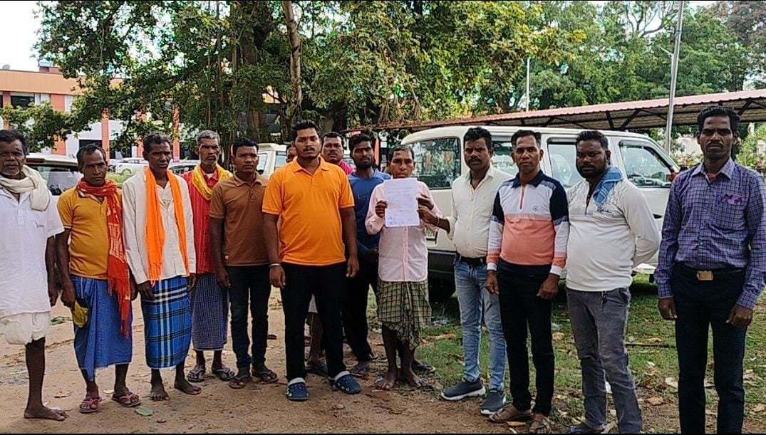 ग्राम पंचायत बड़ेबेंदरी में देवी स्थल से अतिक्रमण हटाने की ग्रामीणों ने उठाई मांग, जिला कार्यालय में सौंपा ज्ञापन