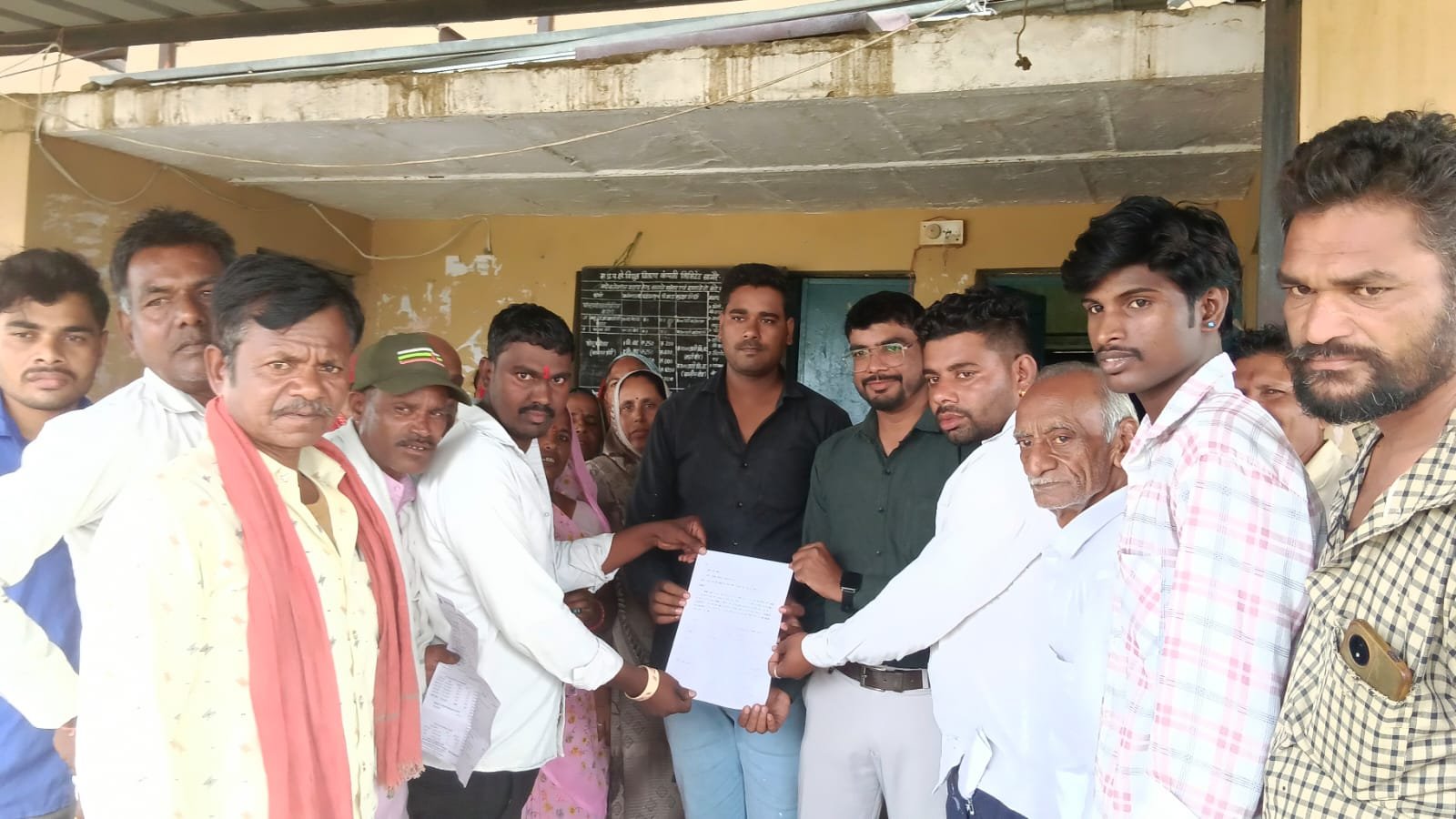 स्मार्ट मीटर से बढ़े बिजली बिलों ने बढ़ाई चिंता, मोती नगर के रहवासियों ने विद्युत मंडल को सौंपा ज्ञापन