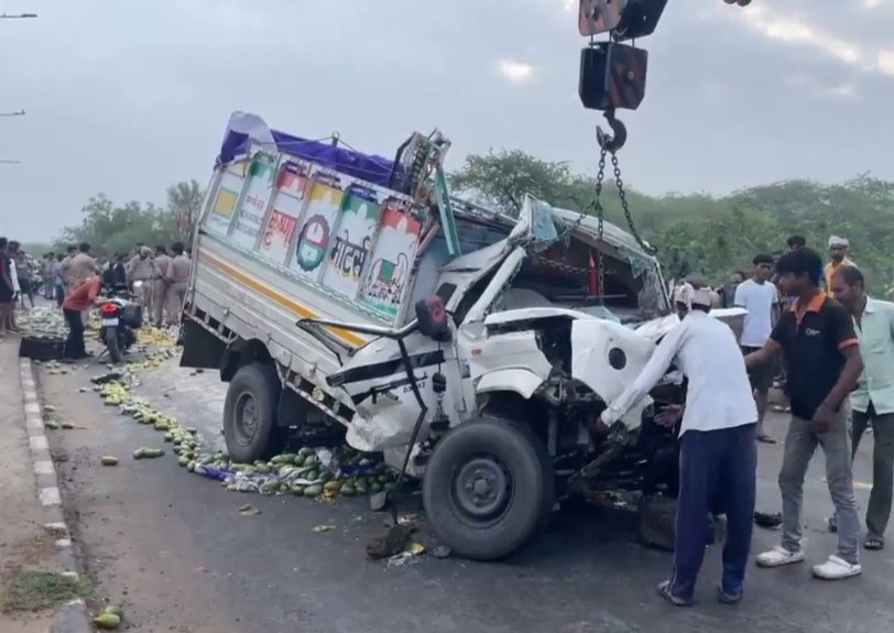 आगरा में भीषण सड़क हादसा 4 की दर्दनाक मौत कई घायल