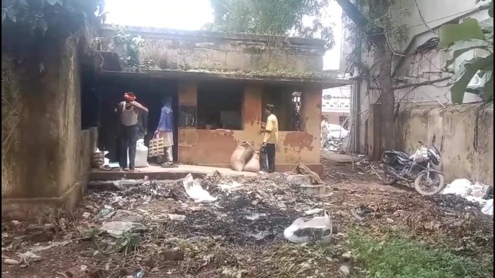 रोजगारी पारा में गंदगी के बीच संचालित हो रही सरकारी राशन दुकान, हितग्राही मजबूरी में आने को विवश