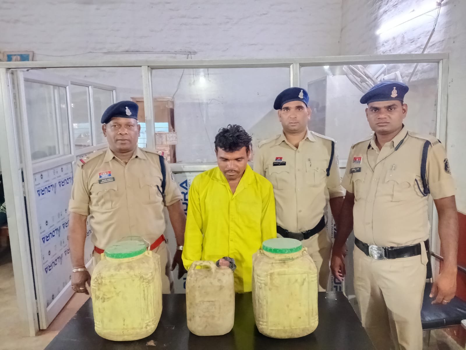 जंगल में बन रही थी कच्ची महुआ शराब, पुलिस ने मारा छापा, 35 लीटर शराब समेत आरोपी गिरफ्तार