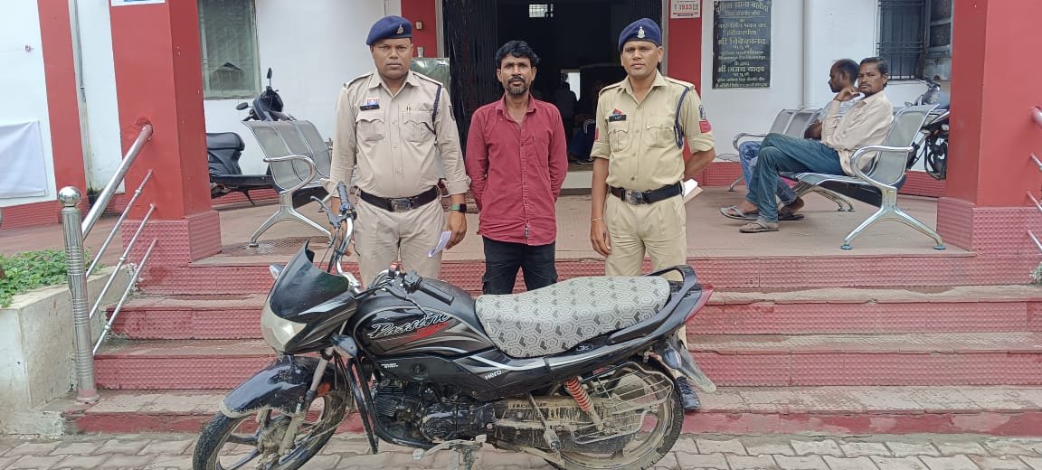 चोरी के मोटर सायकल के साथ आरोपी गिरफ्तार...